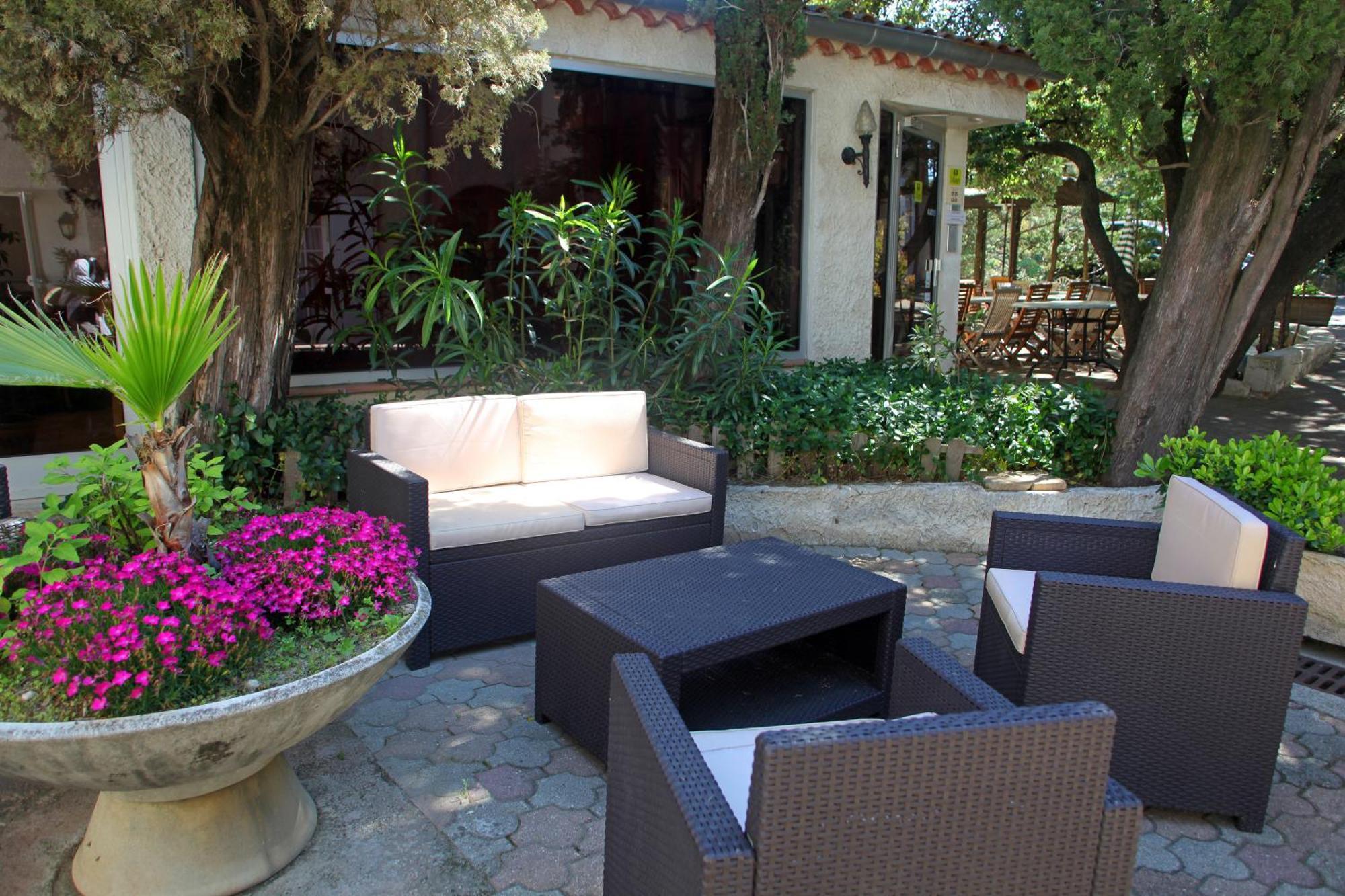 Le Petit Manoir Logis Hotel Les Angles  Buitenkant foto