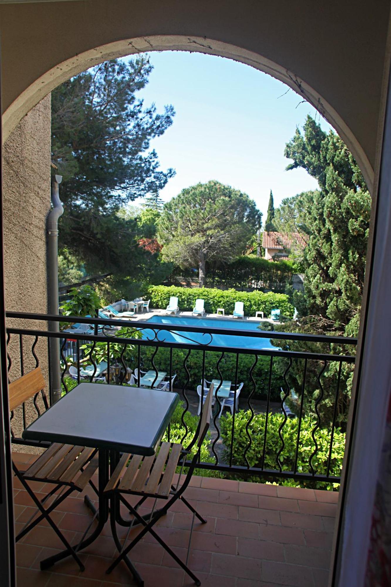 Le Petit Manoir Logis Hotel Les Angles  Buitenkant foto